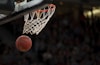 NBA球星斯蒂芬库里正在投三分球的精彩瞬间